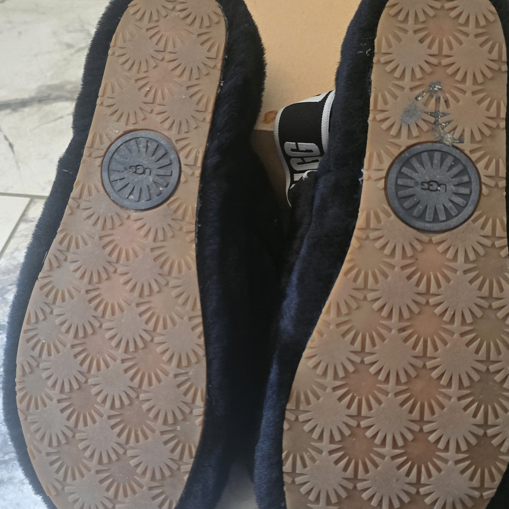 UGG Women's Fluffy Slippers/Slides - Size 10 * Like New w/box* - Picture 3 of 12